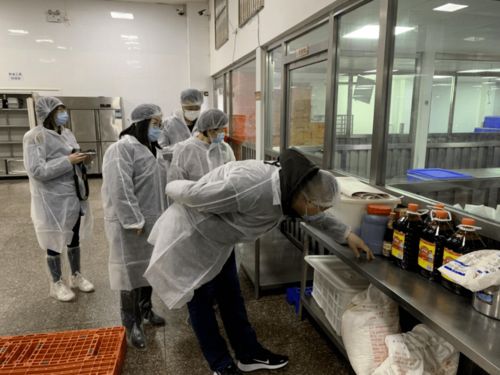 家校攜手嚴(yán)把配餐質(zhì)量關(guān)，共守食品安全線——中心小學(xué)校領(lǐng)導(dǎo)及家委會代表考察配餐公司攝像與制作服務(wù)